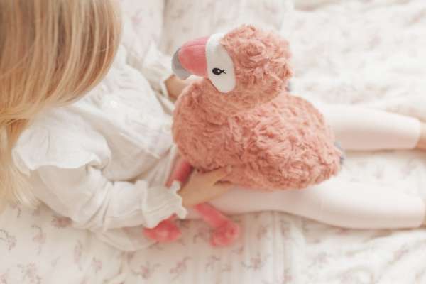 Barn krammer Flamingoen Francesca bamse – blød flamingo der giver ro og tryghed

