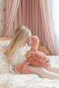 Barn sidder med Flamingoen Francesca – stor bamse til leg og hygge

