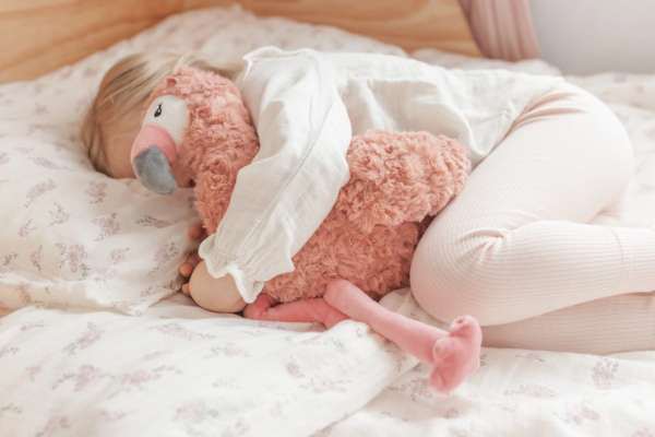 Barn sover med Flamingoen Francesca under dynen – tryghed ved sengetid

