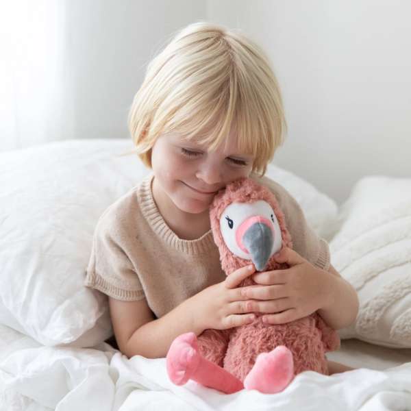 Flamingoen Francesca sidder sammen med en dreng 