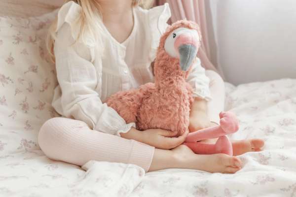 Flamingoen Francesca på skød – stor krammebamse med lange ben

