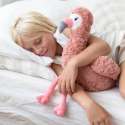 Barn ligger i seng med Flamingoen Francesca – tryg og blød krammebamse

