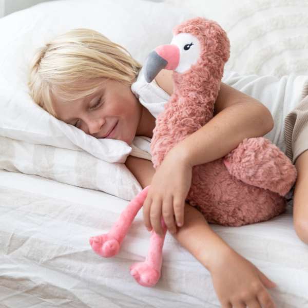 Her ligge Flamingoen Francesca sammen med et barn 