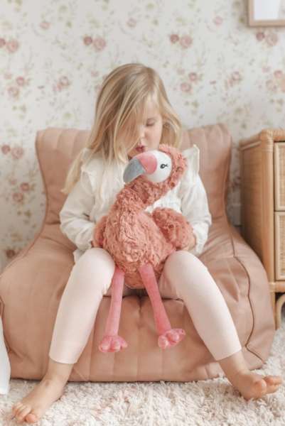 Barn sidder med Flamingoen Francesca – hyggelig bamse til leg og afslapning

