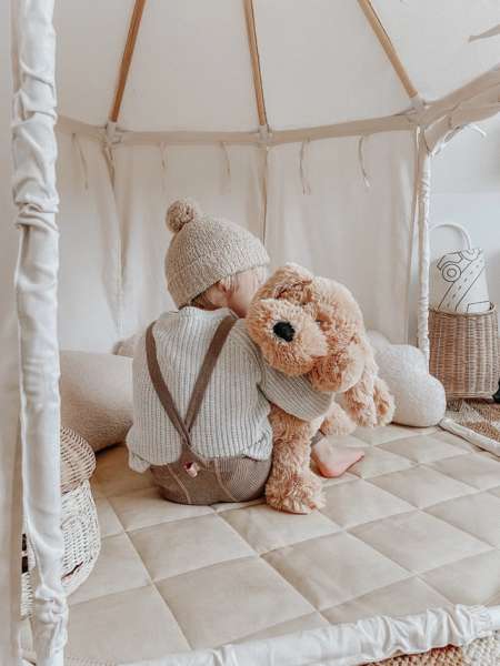 Hundehvalpen Charlie i seng – hyggelig og tryg bamse

