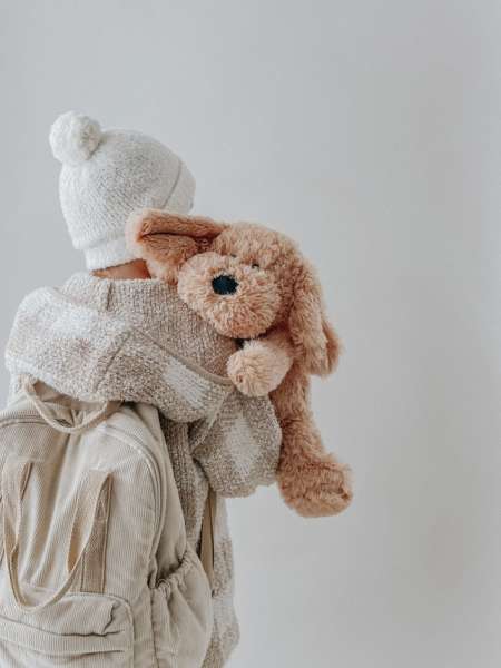 Barn krammer hundehvalpen Charlie – blød og beroligende bamse

