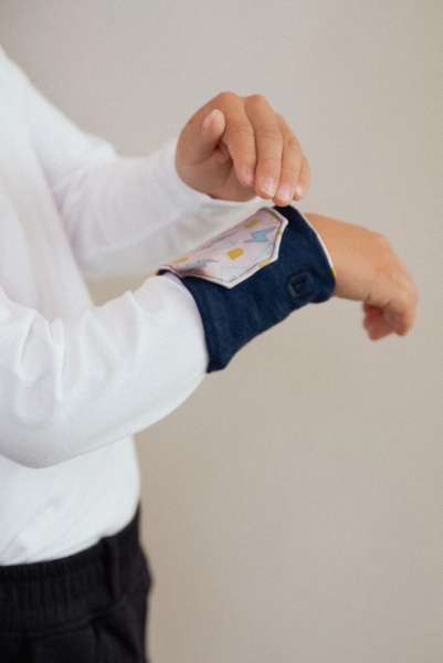 MoodMagic sansearmbånd – farveskiftende armbånd i blødt stof til sansestimulering og følelsesudtryk.