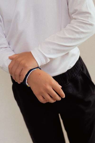 MoodMagic sansearmbånd – viser armbåndets farveskift fra blå til grøn ved berøring