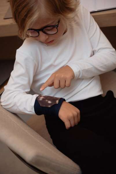 MoodMagic sansearmbånd – armbånd båret af et barn under leg og sanseudforskning