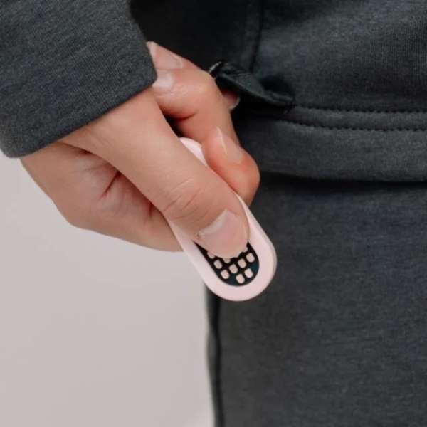 Chewy Fidget fastgjort til tøj – praktisk og diskret

