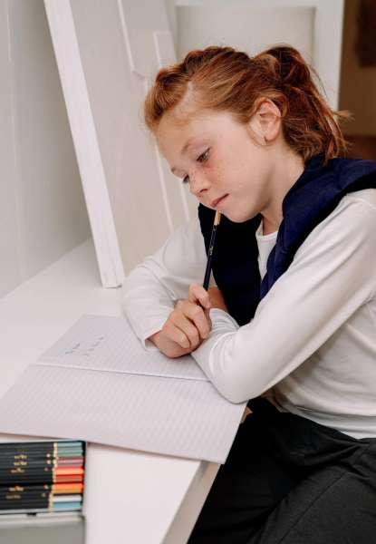 Barn med skulderpude med tyngde – støtte til koncentration

