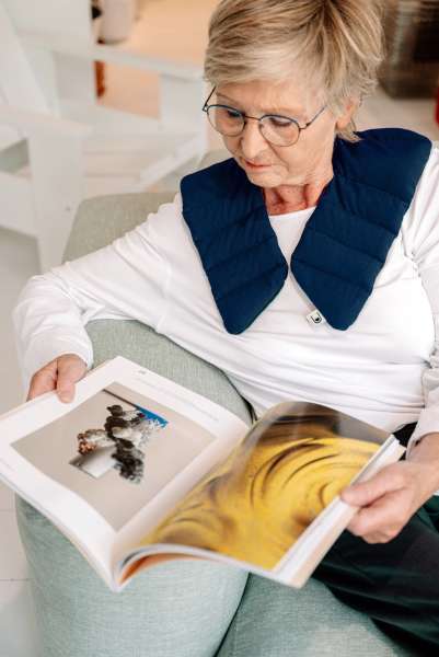 Kvinde med skulderpude med tyngde – afslappende pause

