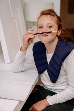 Barn bruger Feel Good skulderpude med tyngde – beroligende tryk

