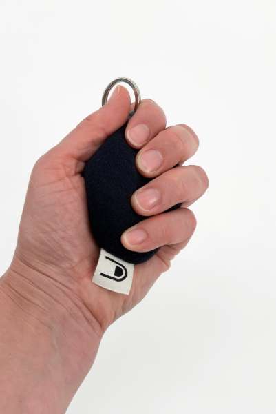 Hånd holder Zen fidget bold – klembar stressbold

