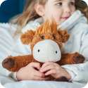 Sansebamse Warmies højlandsko sidder sammen med en pige