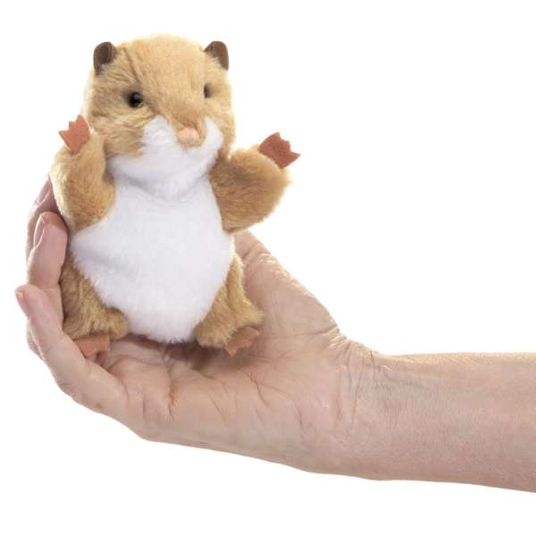 Fingerbamse hamster på en hånd – blød fingerdukke til leg, fantasi og historiefortælling

