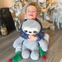 en dreng giver Dovendyret Sleepy et knus