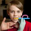 Barn bruger ARK Bite-n-Chew Tip tynd – træning af tyggefunktion og oral motorik

