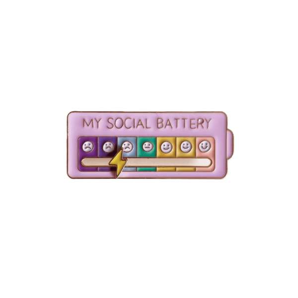 My Social Battery pin lilla – dekorativt badge med skala

