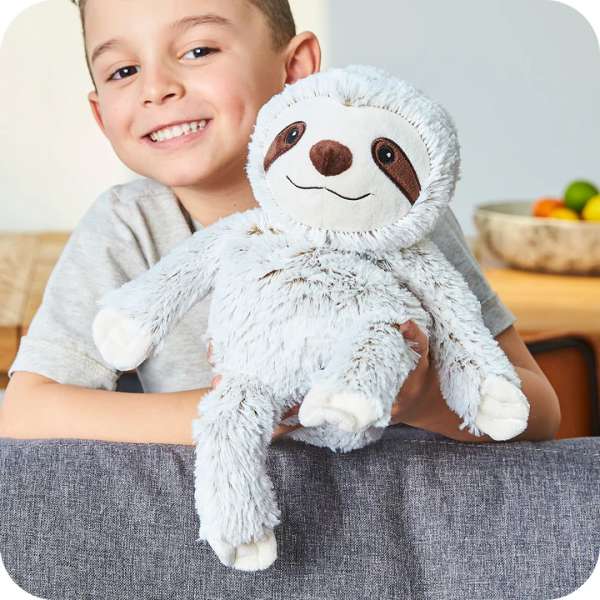 Barn holder Warmies dovendyr bamse – giver tryghed og sansestimulering


