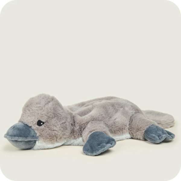 Næbdyrbamsen giver hyggelige og trygge stunder for børn under rolige aktiviteter.

