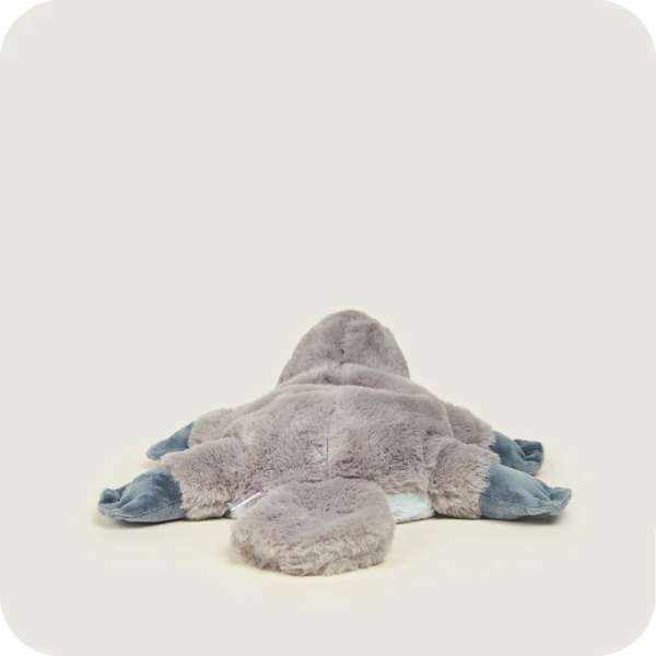 Bamsen har karakteristiske næb- og pote-detaljer, der stimulerer fantasi og leg.

