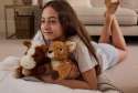Sansebamse Warmies Liggende Rådyr sammen med en pige