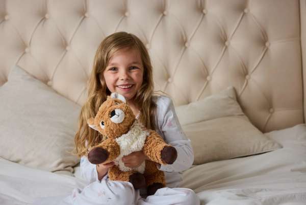 Sansebamse Warmies Liggende Rådyr sammen med en pige 