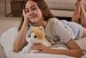 Sansebamse Warmies Calico Kat sammen med en pige
