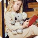 Barn med Warmies koala – sansebamse til tryghed og ro ved læsning

