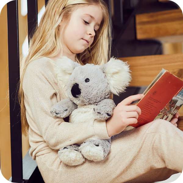 Barn med Warmies koala – sansebamse til tryghed og ro ved læsning

