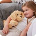 Barn krammer Warmies cockerpoo – varmende sansebamse til tryghed


