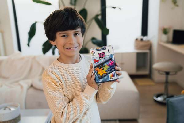 En dreng stå med en Smart Games IQ Waves