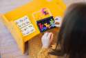 En pige lege med Smart Games IQ Waves
