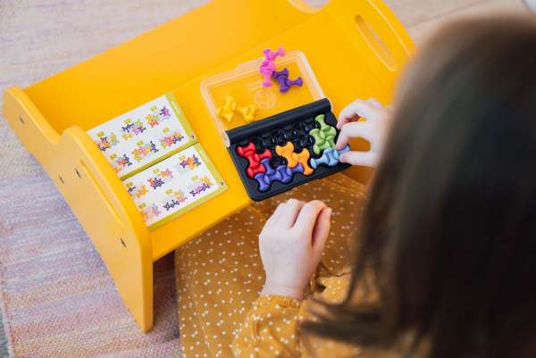 En pige lege med Smart Games IQ Waves