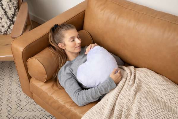 Hjertekram pude, lavendel samme med en pige på en sofa 