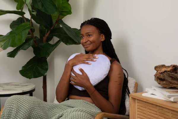 Hjertekram pude, lavendel hygge samme med en pige 