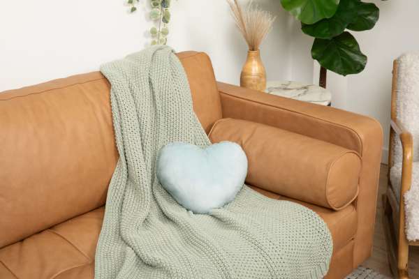 Hjertekram pude placeret oprejst, hvor hjertets form og proportioner ses tydeligt