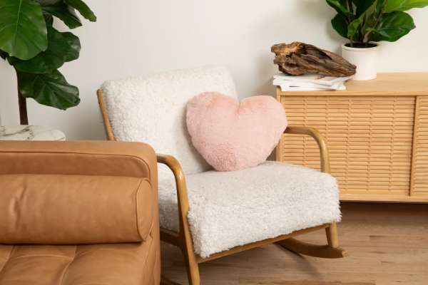 Stor hjertekram pude, rosa i en stol