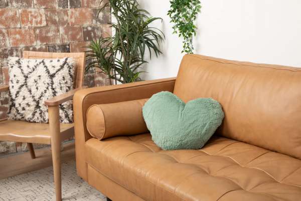 Stor hjertekram pude, salvie i en sofa