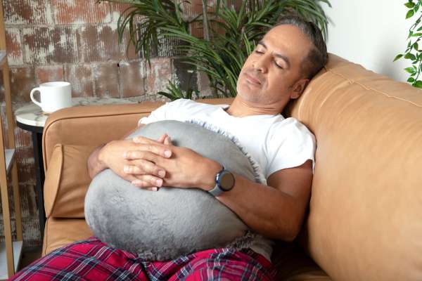 Rund krammepude, 4,5kg og en mand i en sofa