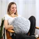 Rund krammepude, 4,5kg og en kvinde 