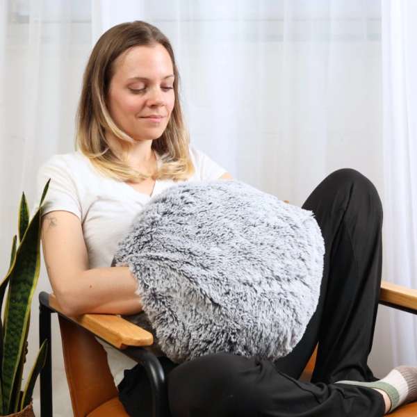 Rund krammepude, 4,5kg og en kvinde 