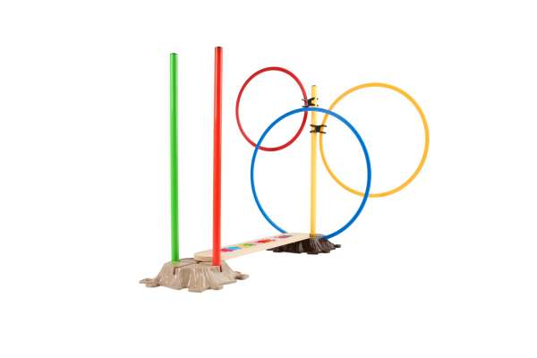 Lille forhindringsbane fra Muffik med balanceplade, træstub og ringe til motorisk leg og koordination