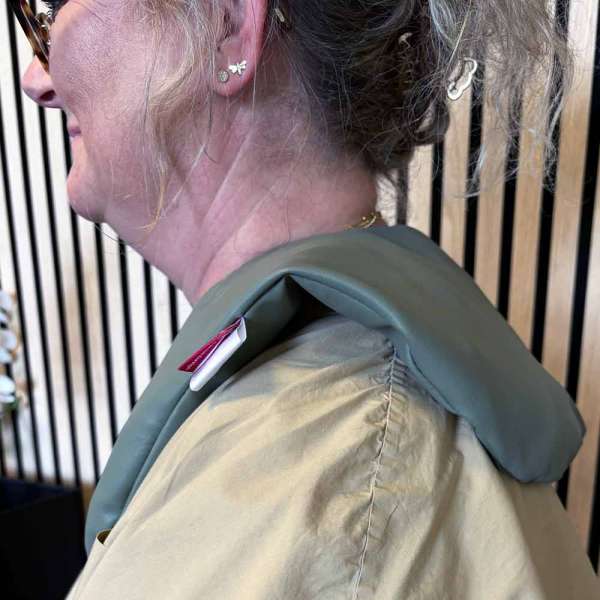 Sensorisk skulderpude Liz fra siden – komfortabel og støttende pasform

