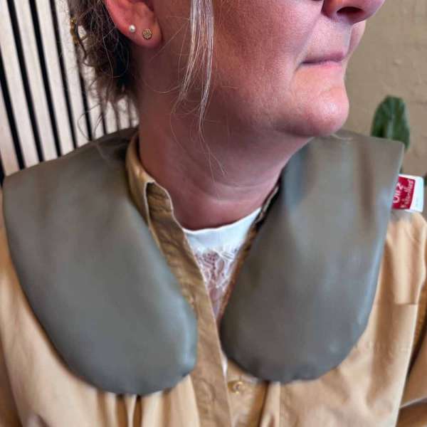 Sensorisk skulderpude Liz close-up – blød pude omkring nakke og skuldre

