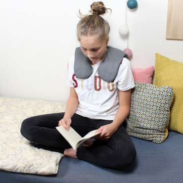 Sensorisk skulderpude Zita – barn bruger tyngdepude mens det læser

