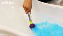 Badebombe pensel skaber blå farver i badet – Zimpli Kids Magic Brush til børn

