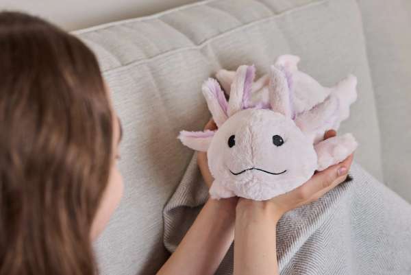 
Barn med pink axolotl Warmies – varmende sansebamse til ro og afslapning

