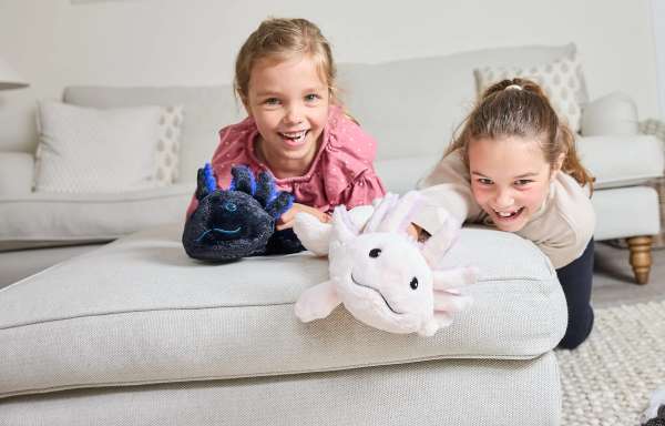 Børn leger med Warmies axolotl – varmende sansebamse til tryghed og hygge


